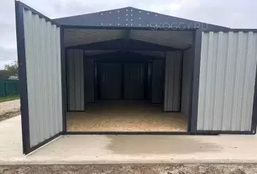 Вместительный гараж для трактора в графитовом цвете в дер. Каверино, Боровский мун.окр, Калужская обл.